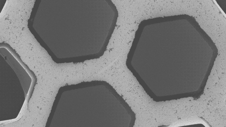 Freistehende 1 nm dünne Kohlenstoffnanomembrane (CNM) auf einem löchrigen Trägersubstrat